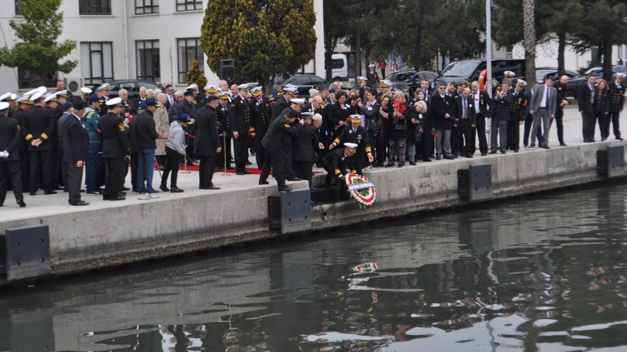 Harp Silah Araçları Müzesi`nin gezilmesinin ardından ziyaretçiler, Denizaltı Filosu Komutanlığına geçerek denize çelenk bıraktı.