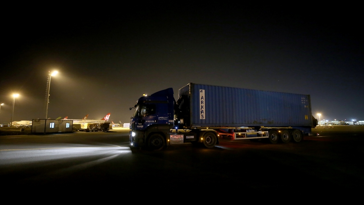 Taşınma boyunca, yaklaşık 700 operasyonel araç da kara yolu ile Basın Ekspres Yolu üzerinden İstanbul Havalimanı’na götürülüyor.