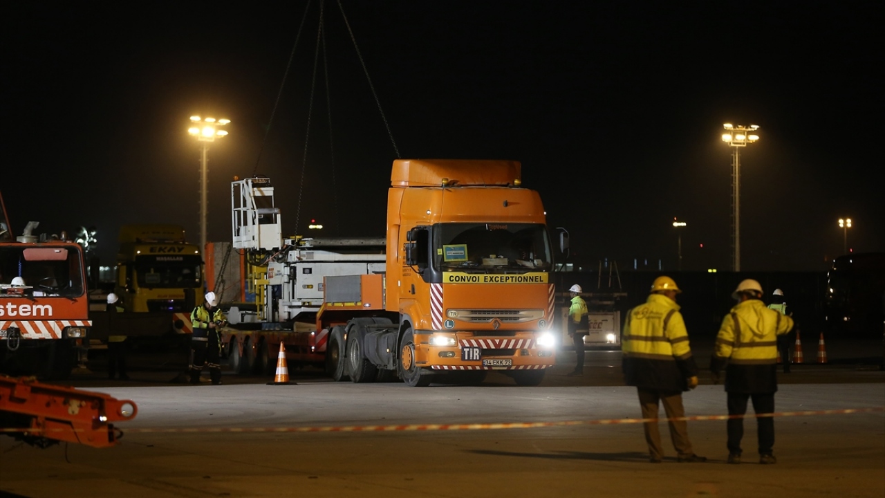 Atatürk Havalimanı’nda belirlenen üç noktada bekleyen tırlara, aralarında 44 tonluk uçak çekme aparatlarından çok hassas aletlere kadar yaklaşık 47 bin 300 ton malzeme peyderpey yükleniyor.