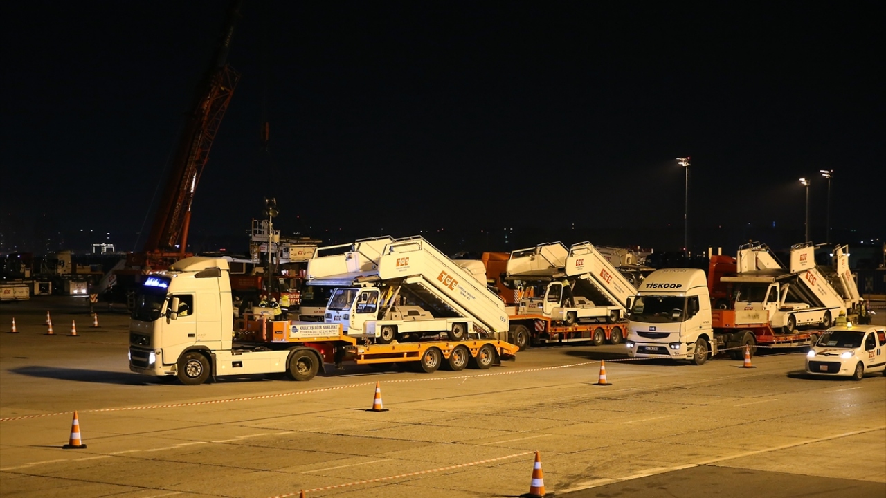 Öte yandan, THY`nin Dalaman-İstanbul seferini yapan TK2559 sefer sayılı uçak da 21.25`te Atatürk Havalimanı`na inerek yolcularını bıraktıktan sonra boş halde saat 23.45`te İstanbul Havalimanı`na hareket etti.