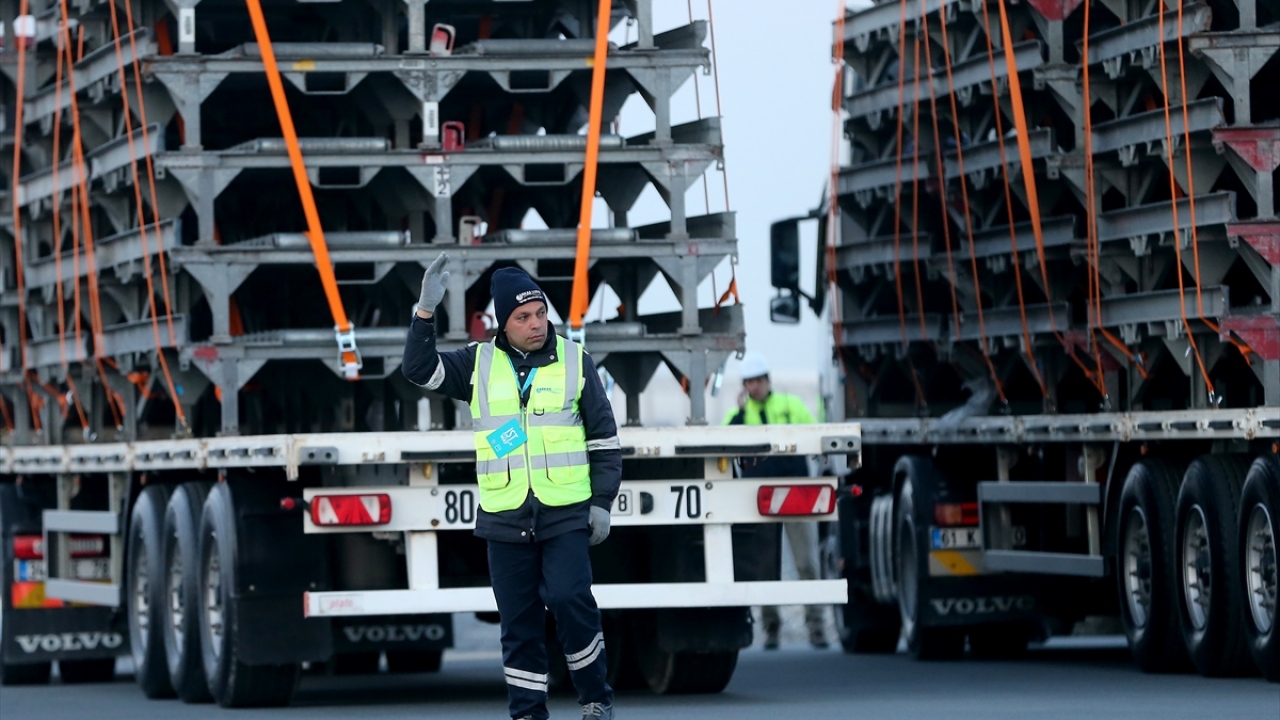 Mahmutbey Batı Kavşağı ile İstanbul Havalimanı istikameti 5 Nisan saat 22.00 ile 6 Nisan saat 10.00 arası 12 saat trafiğe kapalı olacak.