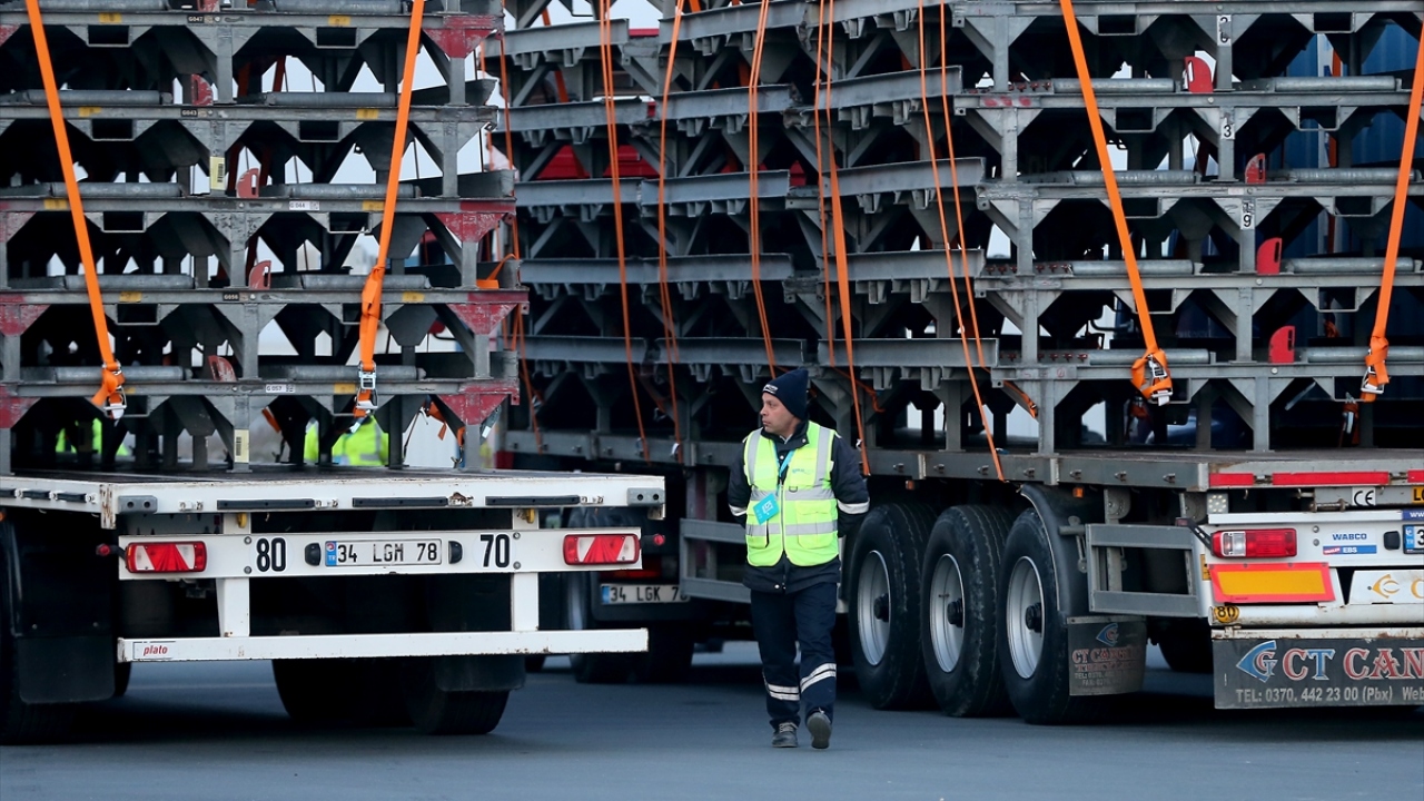 İstanbul Havalimanı ile Atatürk Havalimanı arasındaki Kuzey Marmara Otoyolu ile Basın Ekspress yolu, Mahmutbey Batı Kavşağı ile Yeşilköy Havuzlu Kavşağı istikametinde 6 Nisan saat 01.00 ila 6 Nisan saat sabah 10.00’a kadar 9 saat trafiğe kapatılacak.
