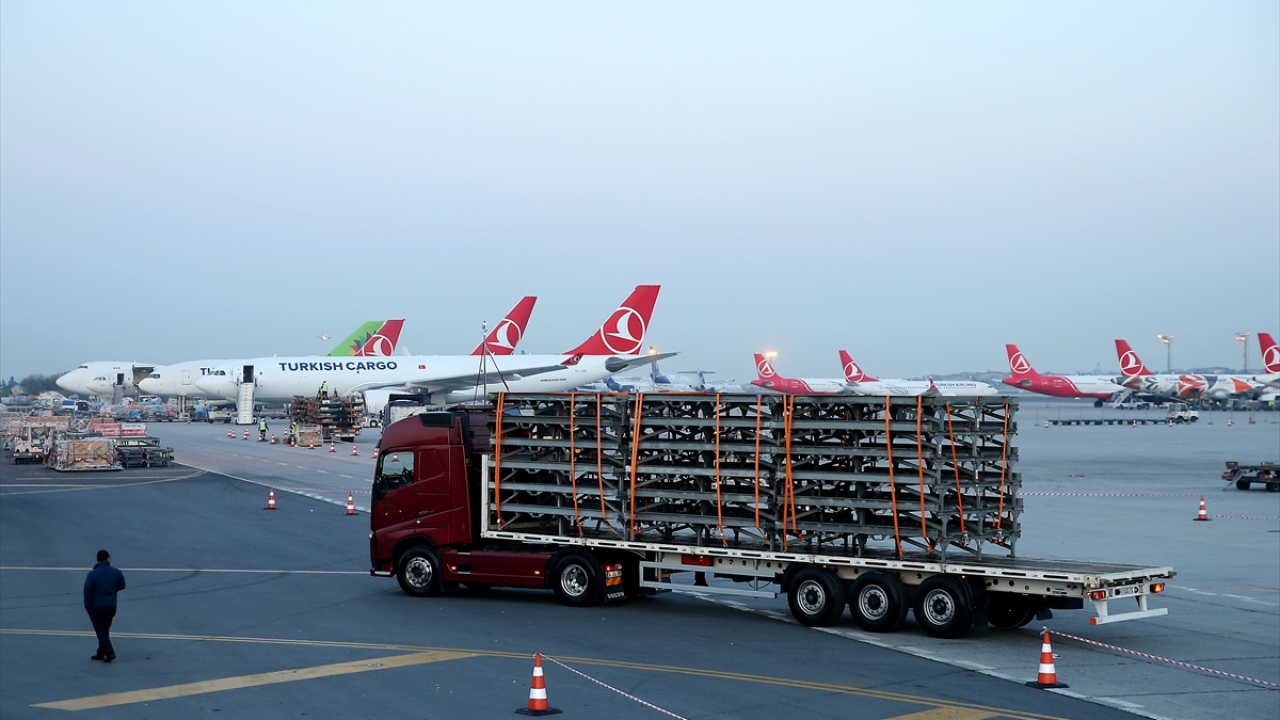 Yavuz Sultan Selim ve Kuzey Marmara Otoyolu`nun Reşadiye Kavşağı ile Yassıören Kavşağı istikametinde 5 Nisan Cuma günü saat 22.00 ile 6 Nisan Cumartesi günü saat 10.00`a kadar gidiş ve geliş yönünde 12 saat süreyle trafiğe kapatılacak.