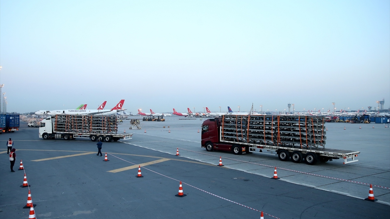 İlk etap açılışı sonrası bayrak taşıyıcının tarifeli ek seferler gerçekleştirdiği İstanbul Havalimanı "ISL" kodu ile temsil ediliyordu. 