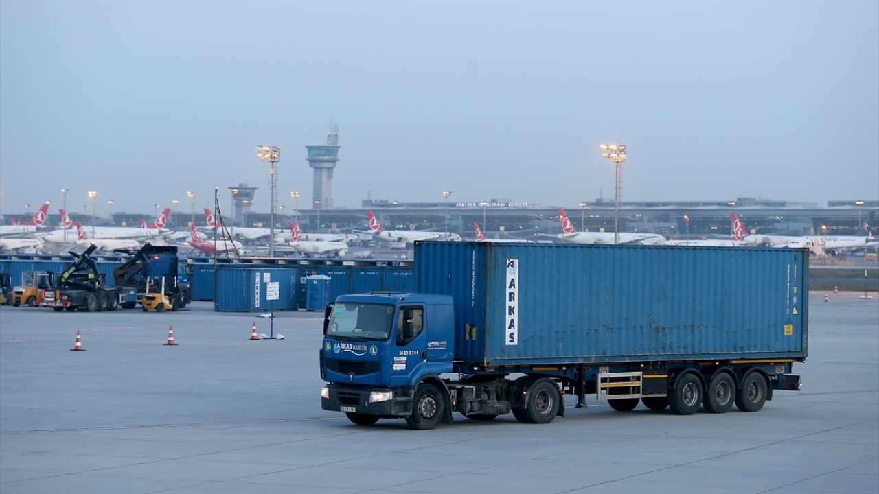 THY Genel Müdürü Bilal Ekşi, Twitter hesabından yaptığı paylaşımda, "#BüyükGöç adım adım takip ediliyor. Taşınma firmamız Arkas`ın geliştirdiği yazılım ile tüm taşıma süreçlerini anlık olarak takip edebiliyoruz." ifadelerini kullandı.