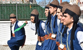 Zihinsel engelli öğrencilerden halk oyunu