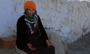 Yalnız yaşayan Ferhunde ninenin yüreğine sıcacık dokunuş