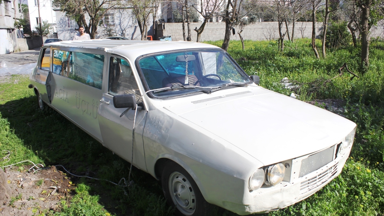 Arabaya konutlarda kullanılan camlardan takan Emen ve Kındır, ayrıca otomobilin içine led ışık ve ek koltuk yerleştirdi. 