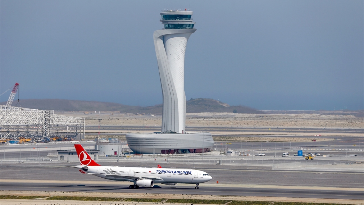 İstanbul Havalimanı`na, Türk Hava Yolları`na (THY) ait boş uçaklar gelmeye devam ediyor.
