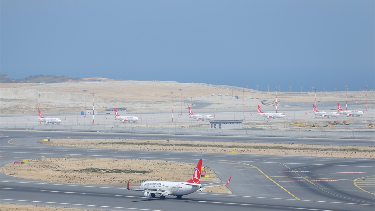 Atatürk Havalimanı`ndan, İstanbul Havalimanı`na taşınma işlemleri sürerken, sürece uçaklar da dahil oldu.