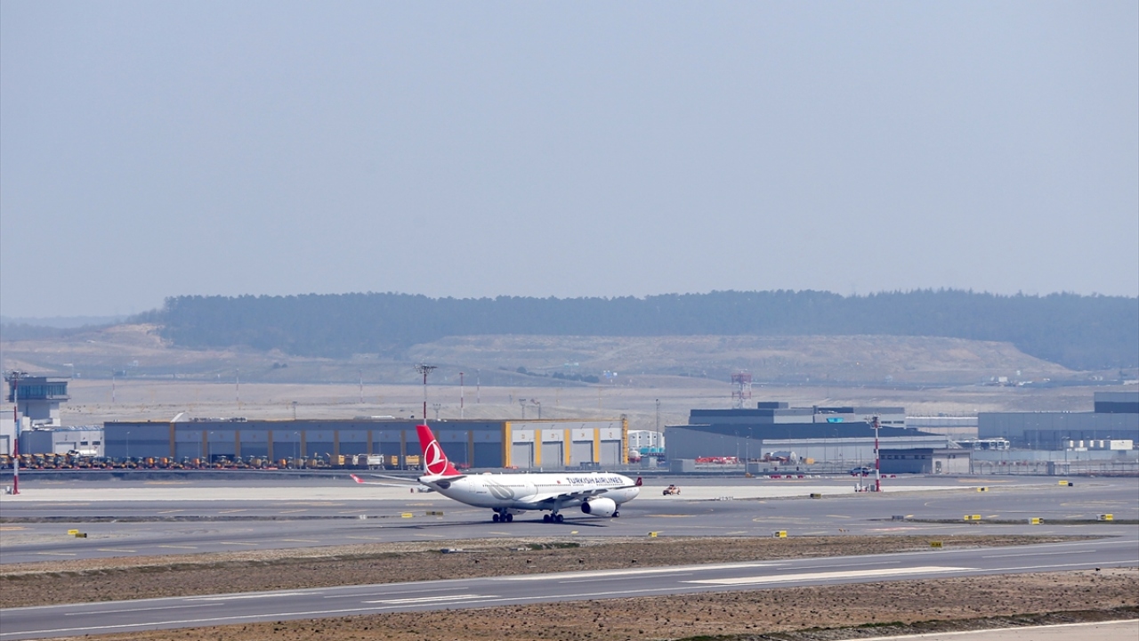 Plan çerçevesinde, THY`nin filosunda bulunan uçakların Atatürk Havalimanı`ndan yolcusuz şekilde havalanarak İstanbul Havalimanı`na gelişi sürüyor. 