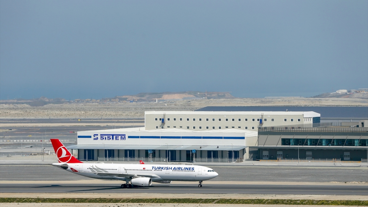 Uçaklar, havalimanı açıldıktan sonra yolcularıyla buradan hareket edecek.