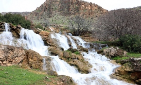 Dağlar arasında gizlenmiş şelaleler