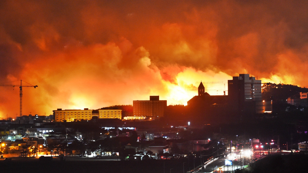 Yangın nedeniyle şimdiye kadar 2 kişi öldü, 11 kişi yaralandı.