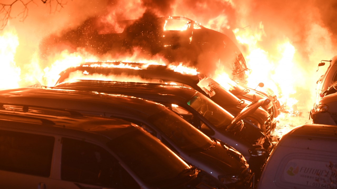 Yangına, 20 yangın söndürme helikopterinin yanı sıra 5 bin 600 itfaiyeci müdahale ediyor.