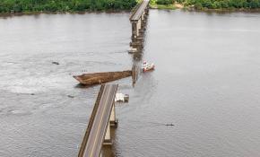 Brezilya'da feribot köprüye çarptı