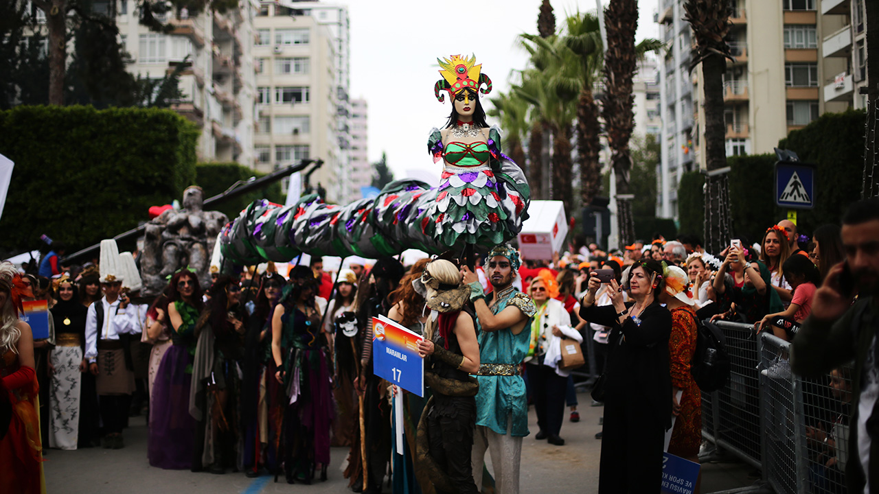 Adana`da, bu yıl 7. kez "Nisan`da Adana`da" temasıyla düzenlenen Uluslararası Portakal Çiçeği Karnavalı, kortej yürüyüşü ve açılış töreniyle başladı.