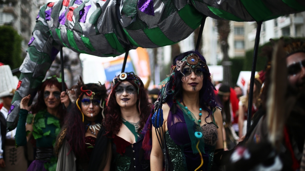 Çeşitli kostümler giyen ve portakal çiçeği temasına uygun aksesuarlar takan kortejdeki katılımcılar renkli görüntüler oluşturdu.