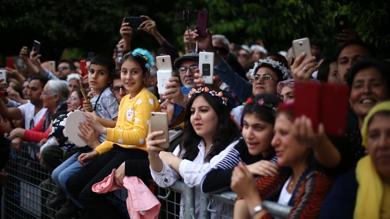 Katılımcılar, parkta başladıkları yürüyüşü Ziyapaşa Bulvarı`nda sürdürüp Uğur Mumcu Meydanı`nda sona erdirdi.