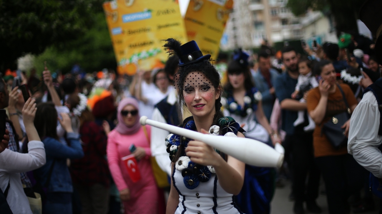 Yürüyüşe, Adana Valisi Mahmut Demirtaş, milletvekilleri, belediye başkanları, karnavalın fikir öncüsü ve "Nisan`da Adana`da" Komitesi Başkanı Ali Haydar Bozkurt ile sanat camiasından isimler katıldı.