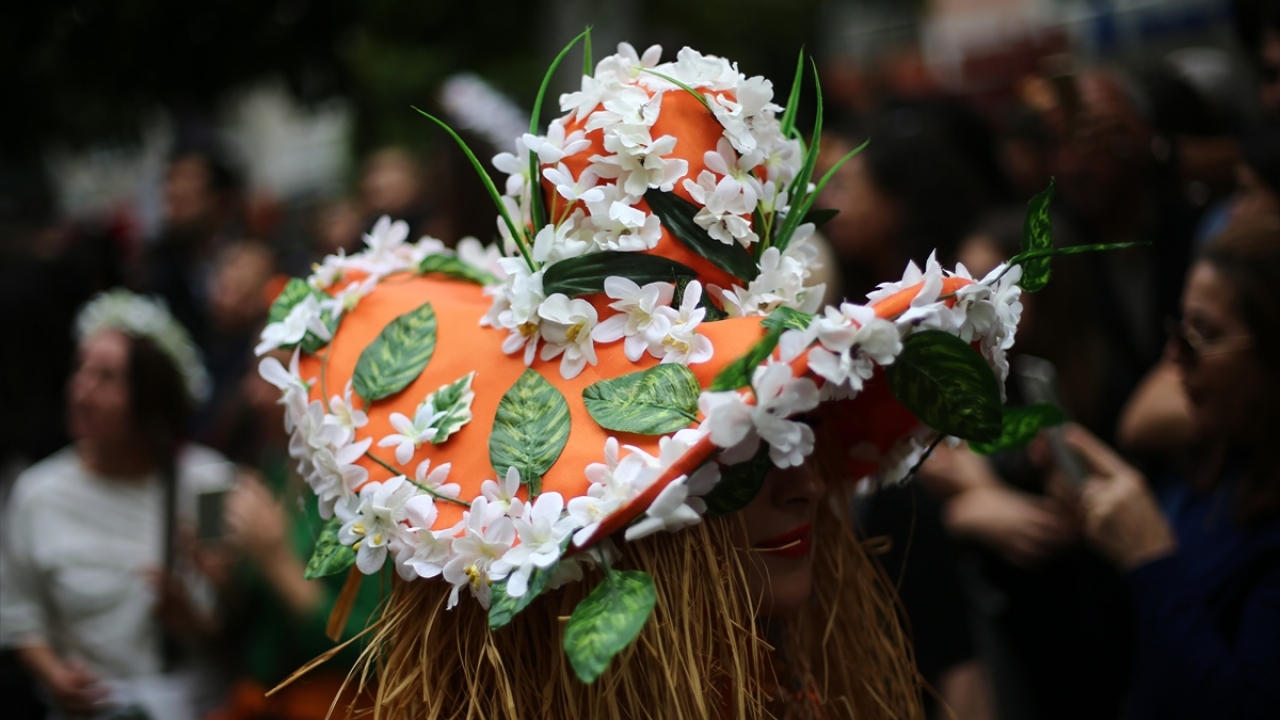 Katılımcılar, törende selamlama konuşmasının ardından gongu çalarak karnavalı başlattı. 