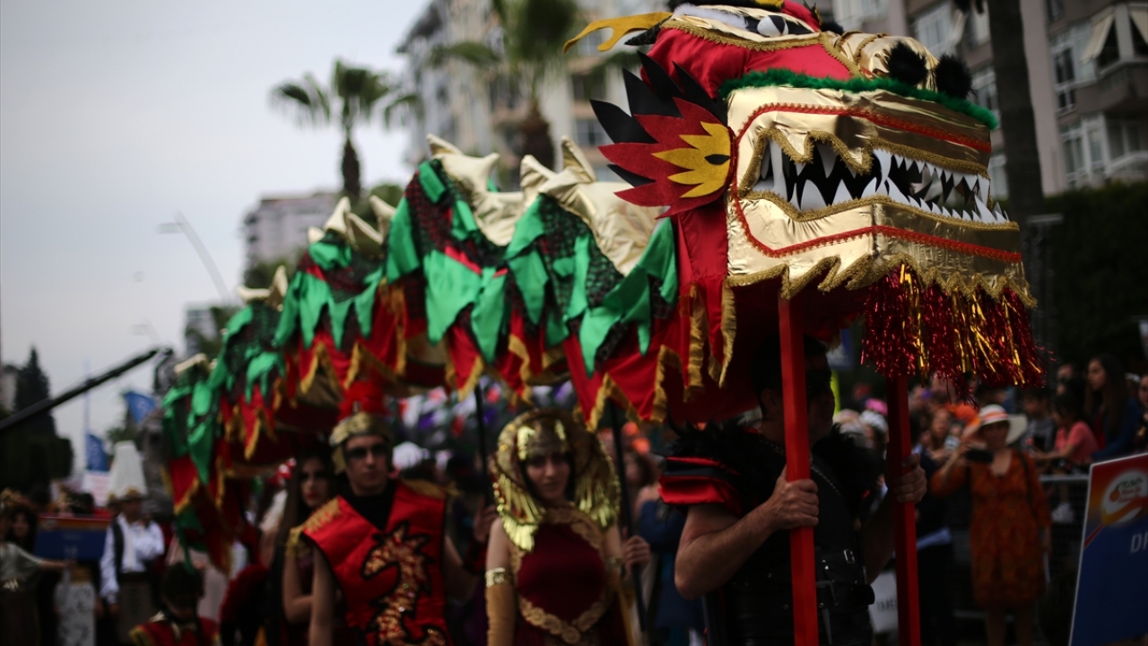 Kent merkezinde bu yıl 3-7 Nisan tarihlerinde gerçekleştirilen karnaval, turizmciler ve esnafın yüzünü güldürüyor. 