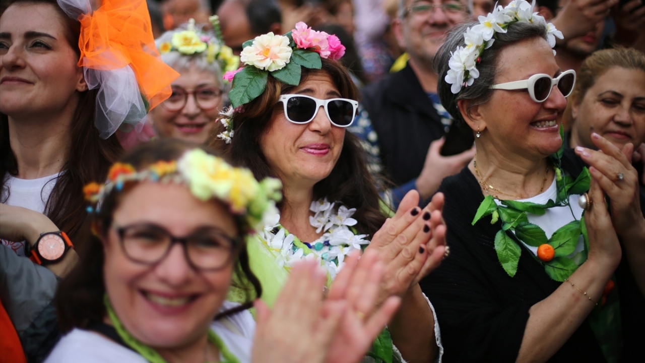 Özellikle karnaval kapsamında hazırlanan portakal ve çiçek figürlü taçlardan satın alanlar, Adana kebabı yapılan stantlar önünde de yoğunluk oluşturuyor.