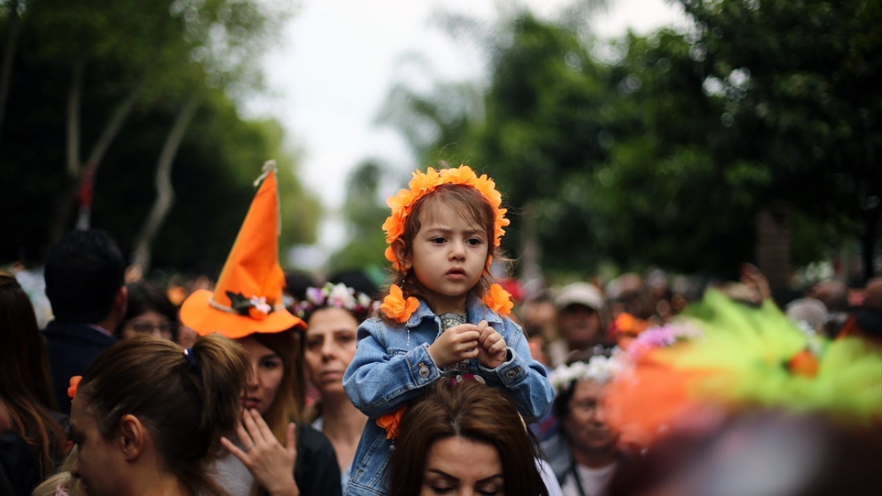Adeta adım atacak yer olmayan caddelere kurulan mangallarda pişirilen kebabı tadan ziyaretçiler, turuncu rengin hakim olduğu stantlardaki yöresel ürünlere de yoğun ilgi gösteriyor. 