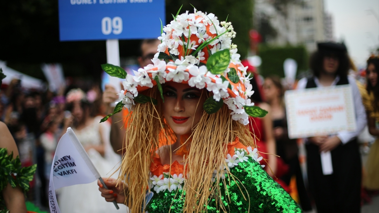 Havaların ısınmasıyla şehrin hemen her yerini süsleyen ağaçlarda açan portakal çiçeklerinden adını alan karnaval, renkli görüntülere sahne oluyor.