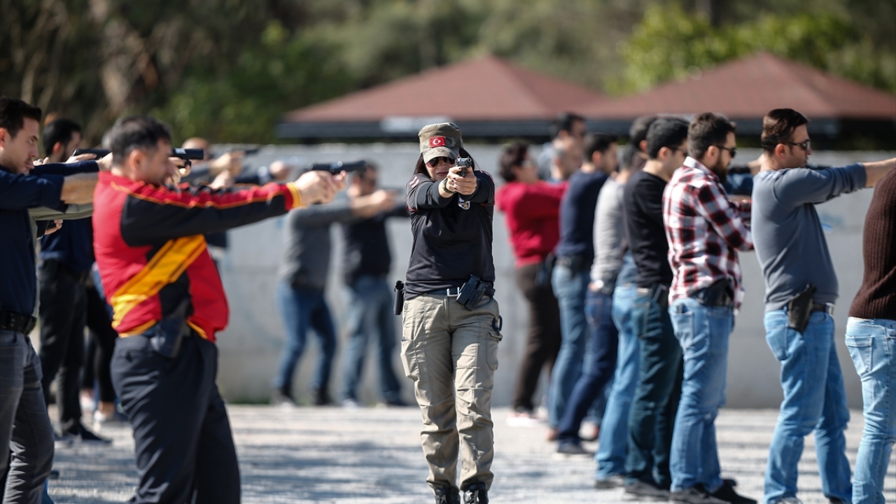 Atış ustası polisleri, 7 polis asiste ediyor.