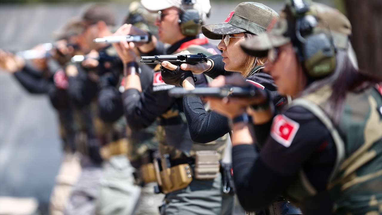 Poligonda eğitim alan polisler, görevlendirmeyle gittikleri terörle mücadele, asayiş, narkotik operasyonlarında da aktif rol alıyor. 