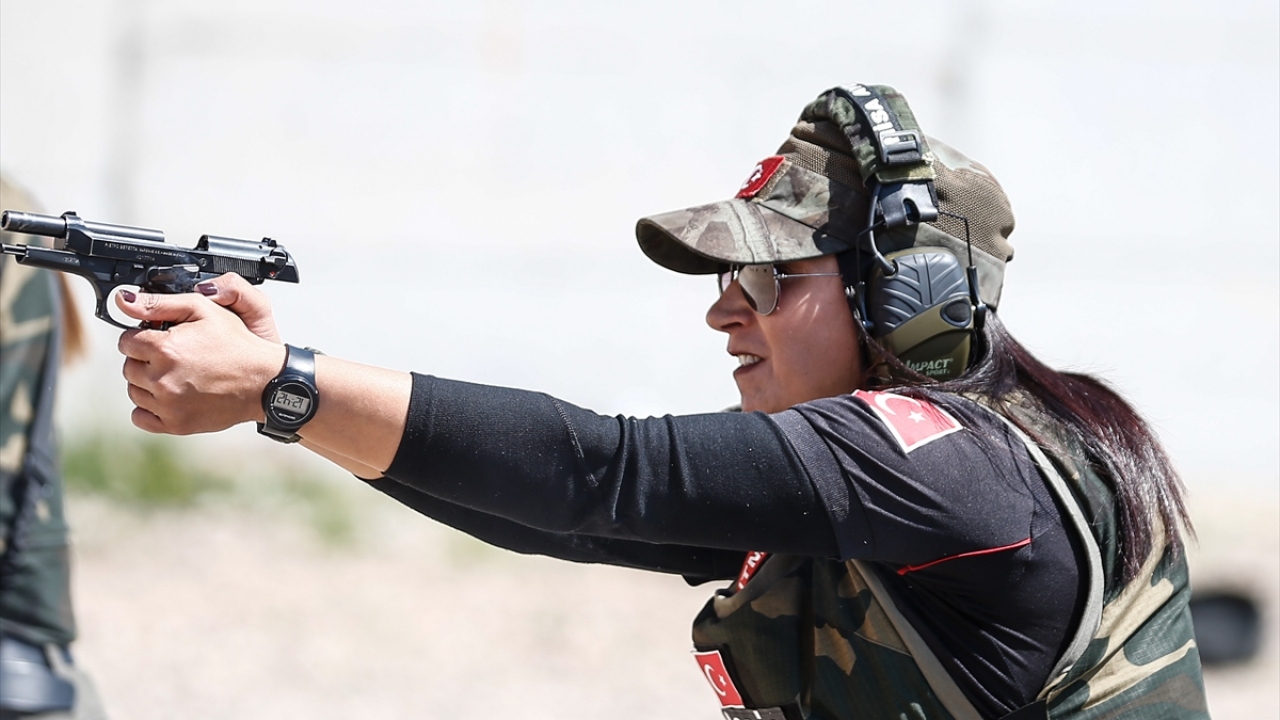 Ekibin en önemli üyelerinden Nisan Aydın da meslektaşlarına gün boyu teorik ve uygulamalı eğitim verdiklerini vurgulayarak, gözler kapalıyken, hareket halinde sağa sola dönerek, yürüyerek hedefleri vurabildiklerini anlattı.