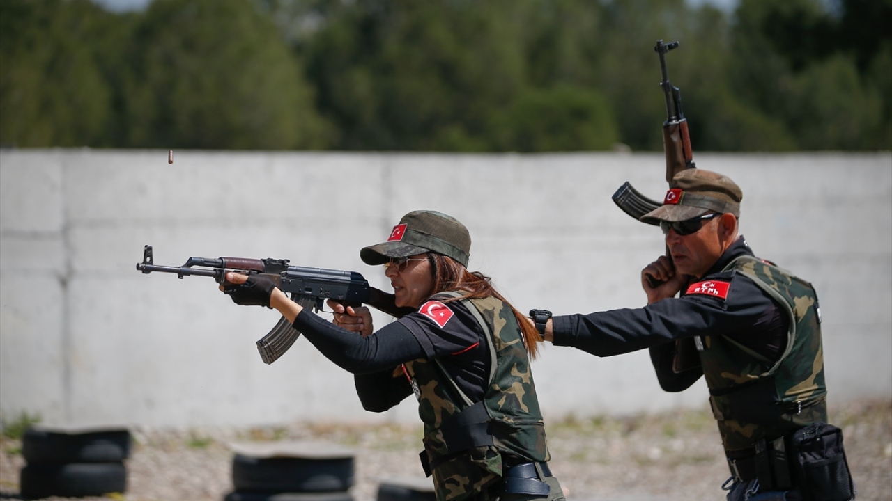 Poligonda eğitim alan polislerden Celal Karan, klasik eğitimin dışında poligonda başarılı taktikler öğrendiklerini, nefes ve silah tutuşunun değiştiğini, hedefleri artık kolayca vurabildiğini anlattı.