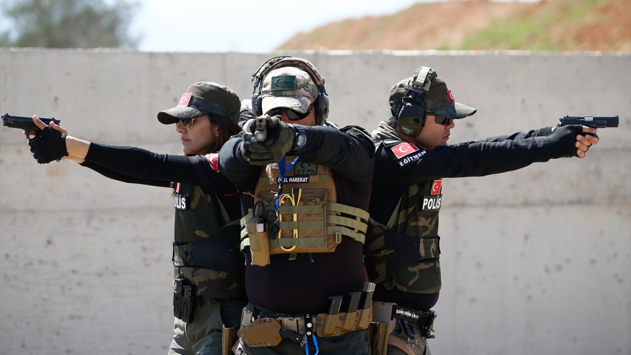 Teşkilatta sekiz yıl önce özel harekat polisi olarak başlayan Şahin Doğru da vatanına, bayrağına aşık, mesleğine sevdalı olduğunu, atalarının mirası silahı en iyi şekilde kullandıklarını söyledi.