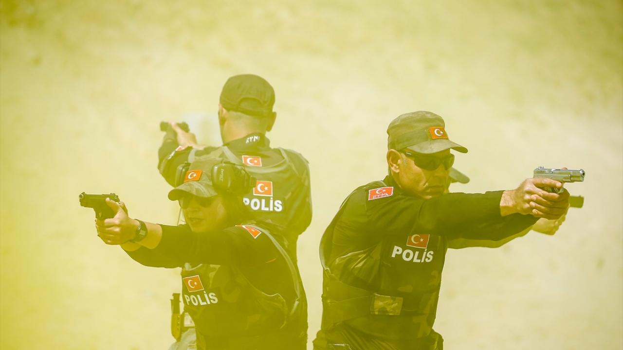 Ekrem Çayır da poligonda üç yıldır eğitim verdiğini, silahla hızlı ve güvenli şekilde taktik atış yapmanın önemli olduğunu kaydetti.