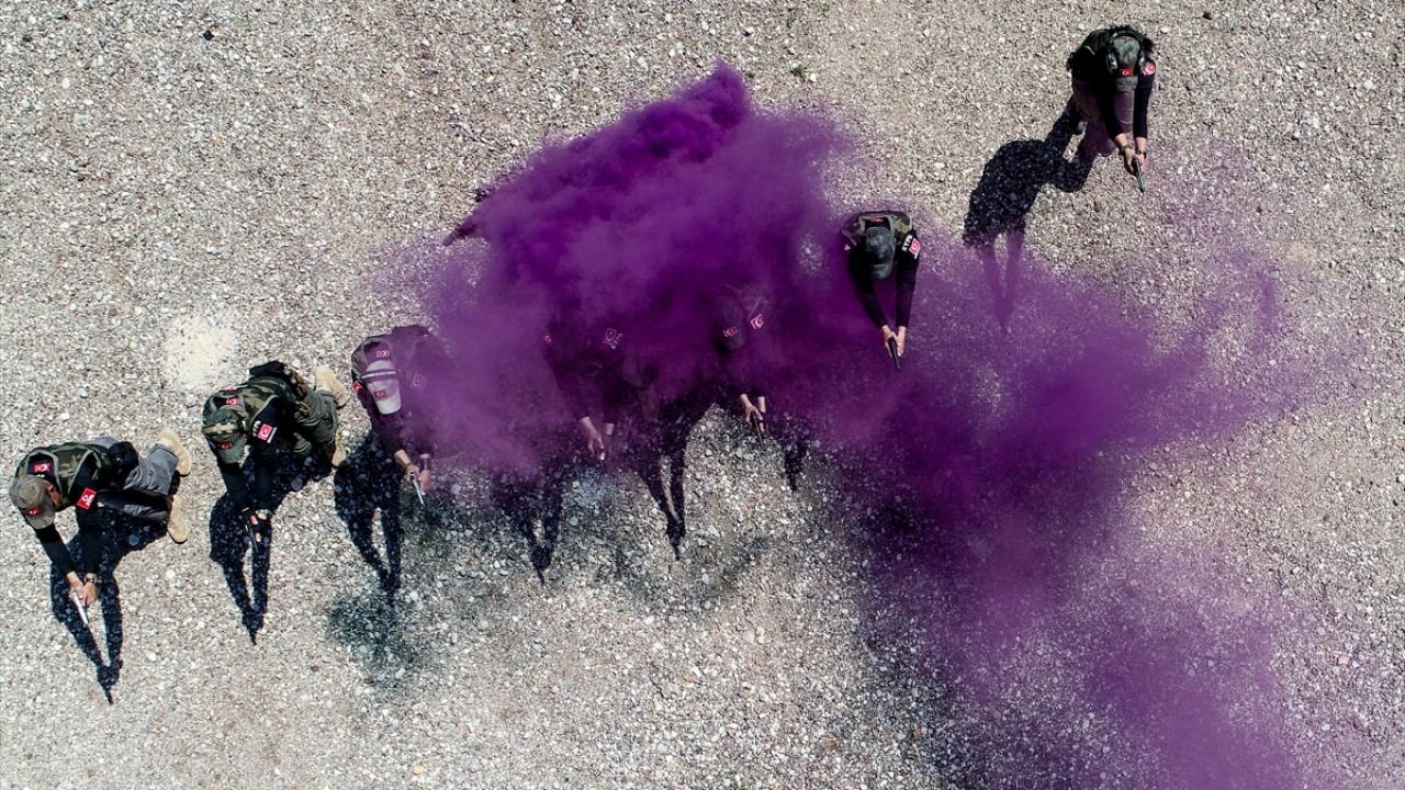 Antalya Emniyeti Eğitim Şube Müdürü Suat Esin, poligonda yılda 8 bin 500 personele eğitim verdiklerini, ana hedeflerinin personelin kabiliyetini en üst seviyeye çıkarmak olduğunu söyledi.