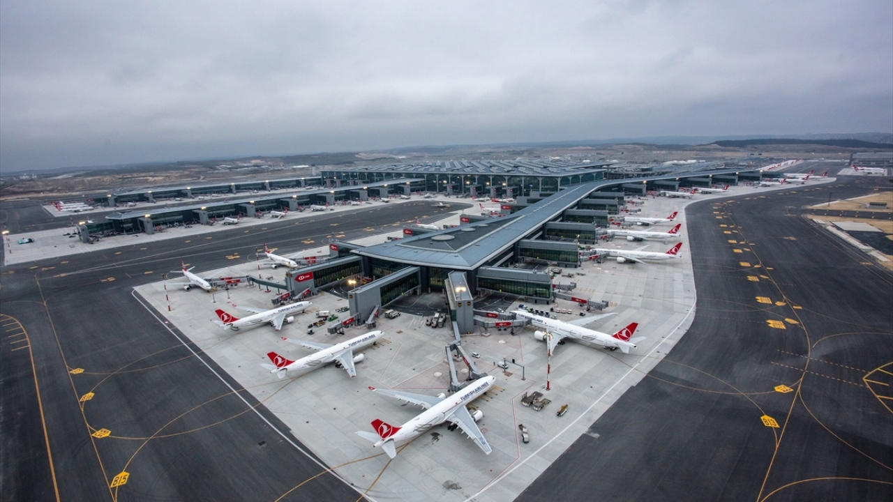 İç ve dış hat yolcuları, kontuarlarda bilet işlemlerini yapmalarının ardından sefer saatini bekleyeceği terminallere yönlendiriliyor.