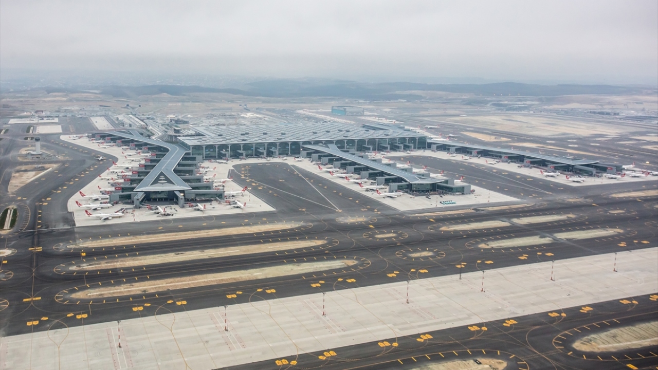Helikopterle yapılan çekimlerde apron ve terminal bölgesini ait fotoğraflar ile video yer alıyor.