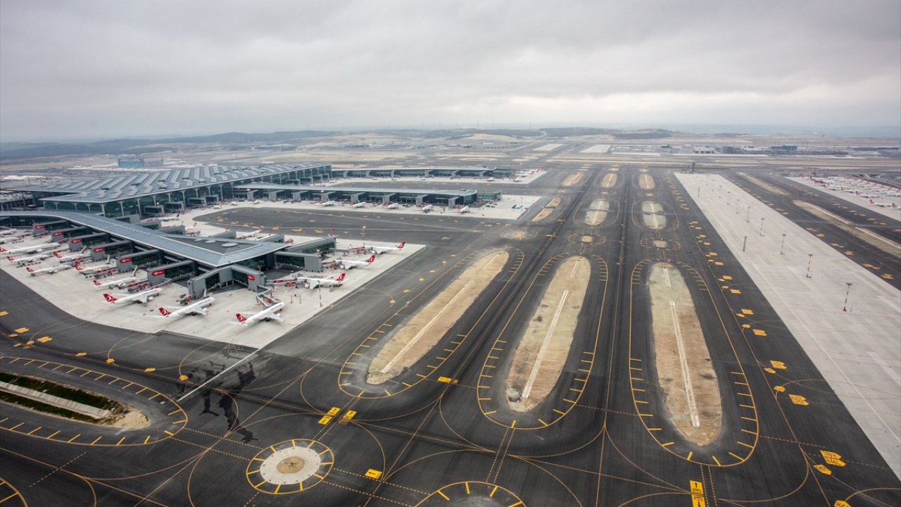 Büyük Göç sonrası ticari uçuşlarına devam eden THY, bugün toplam 421 sefer planlıyor.