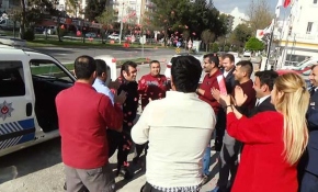 Kavga ihbarı alan polislere sürpriz yapıp pasta kestiler