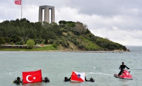 Deniz polisi şehitleri denizde Türk bayrağı açarak andı