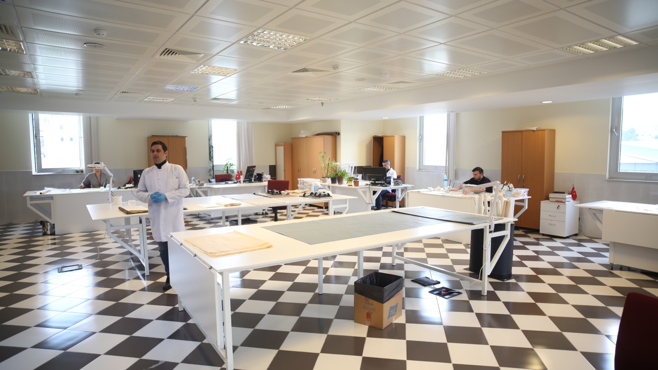 Yüzyılların verdiği yorgunlukla deforme olan belgeler, uzman bir ekipten oluşan restorasyon bölümünde titizlikle onarılıyor. 