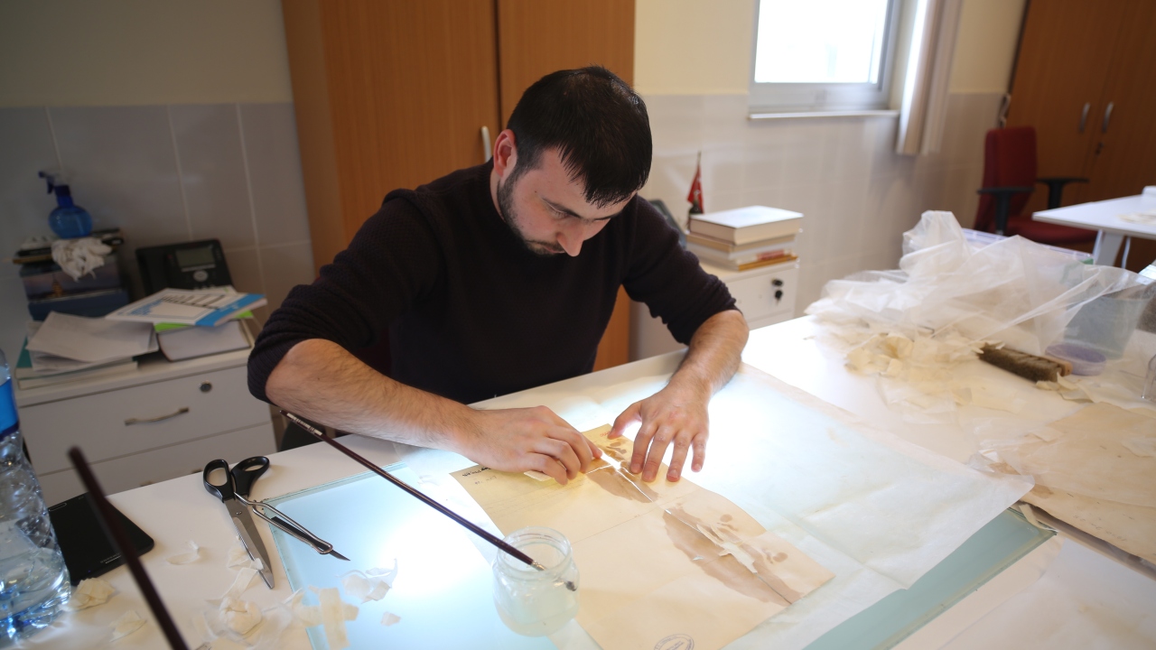 Ehil ellerde yapılan restorasyon sayesinde birbirinden kıymetli belgeler kurtarılarak gelecek kuşaklara aktarılıyor. 