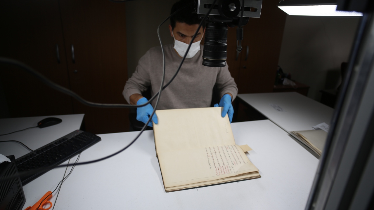 Belgeler, onarıldıktan sonra fotoğrafları çekilerek dijital ortama aktarılıyor. 