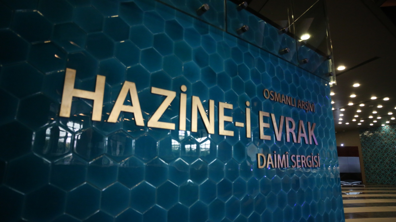 Osmanlı Arşivi’nin devasa binası içerisinde “Hazine-i Evrak Daimi Sergisi” de bulunuyor. 