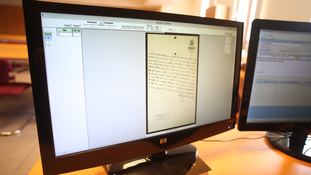 Araştırmacıların istedikleri belgeleri rahat bir şekilde bulabilmeleri için dijital ortama aktarılırken uygun anahtar kelimeler ve açıklamalar yazılıyor. 