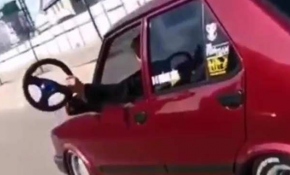 Trafikte direksiyonu yerinden söken sürücünün ehliyetine el konuldu