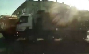 Rusya'da yangına müdahaleye giden itfaiye aracı devrildi