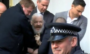 Wikileaks'in kurucusu Assange Londra'da çıkarıldığı mahkemece tutuklandı