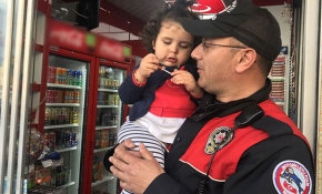 Yunus polisi ağlayan çocuğu şekerle güldürdü